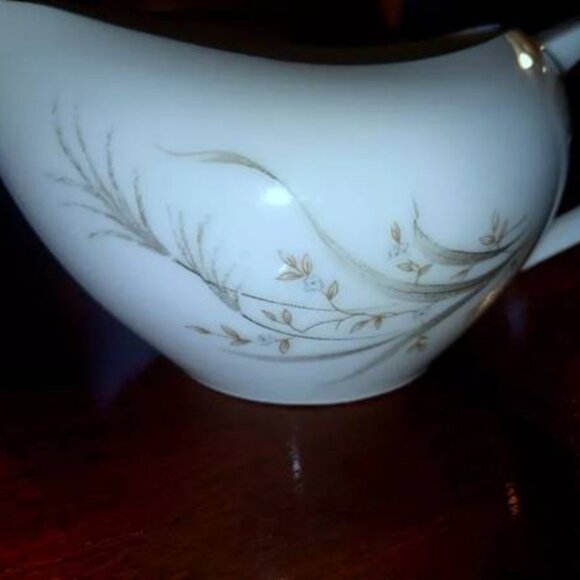 Nice 1960s Castlecourt Wheat Spray Pattern Fine China Creamer or Gravy Boat - Picture 3 of 12